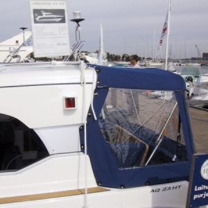 AQUADOR 23-HT -02-> venekuomu / ei kaaria, kapteeninsininen