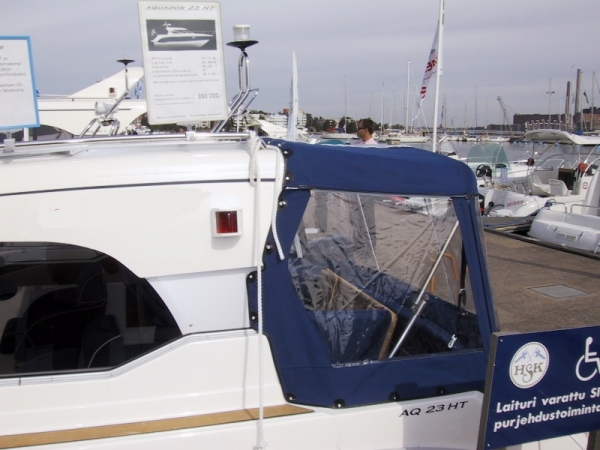 AQUADOR 23-HT -02-> venekuomu / ei kaaria, kapteeninsininen