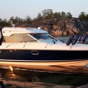 AQUADOR 23-HT -07-> (uralista) venekuomu / ei kaaria, kapteeninsininen