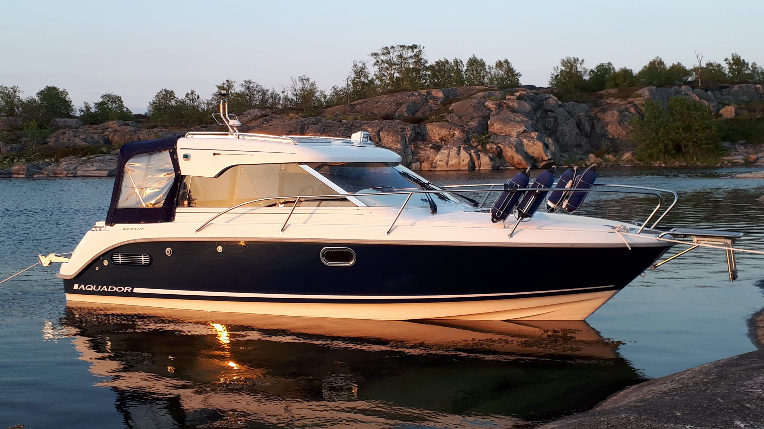 AQUADOR 23-HT -07-> (uralista) venekuomu / ei kaaria, kapteeninsininen