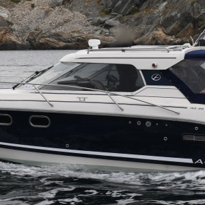 AQUADOR 26-HT -03-> venekuomu / ei kaaria, kapteeninsininen